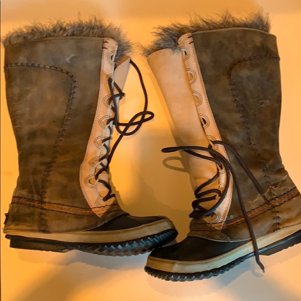 Sorrel Joan of Arctic winter boots.